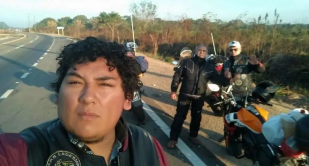 El grupo de amigos estaba recorriendo el país vecino en moto