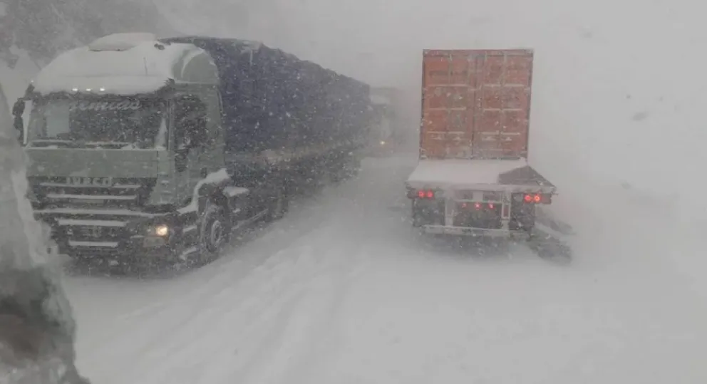 Cientos de personas varadas en la Cordillera bajo un fuerte temporal de nieve