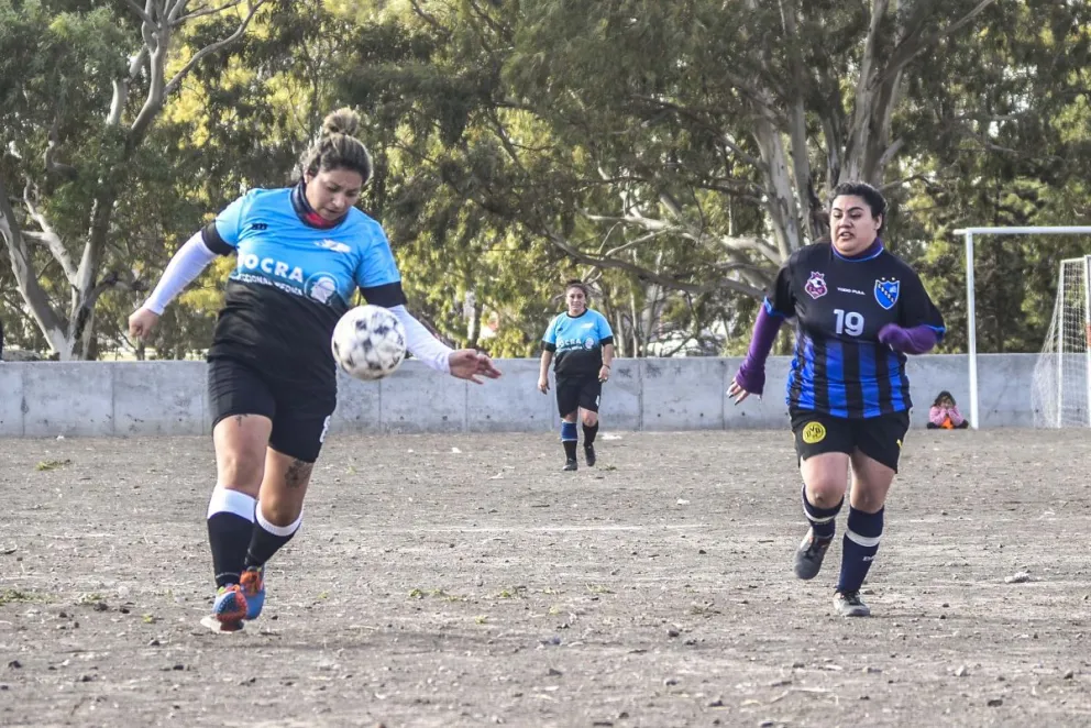 Arcos bien custodiados: la liga femenina barrial arrancó con mucha paridad