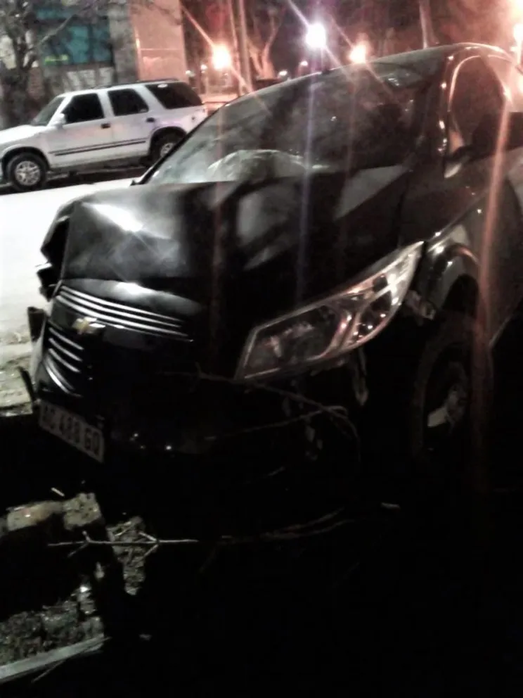 ¿Quién era el conductor del auto que se estrelló contra un árbol?