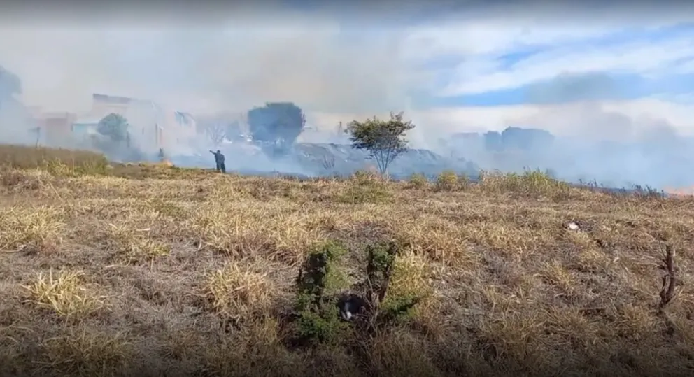 Se registran incendios en distintas zonas de la ciudad de Salta