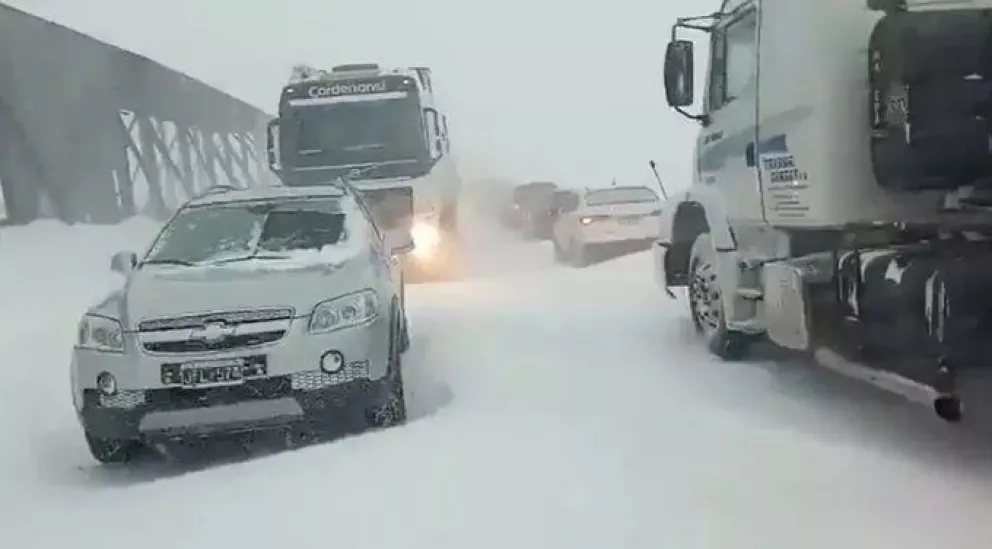 Camioneros y turistas misioneros varados por la nieve en el paso el Cristo Redentor entre Mendoza y Chile