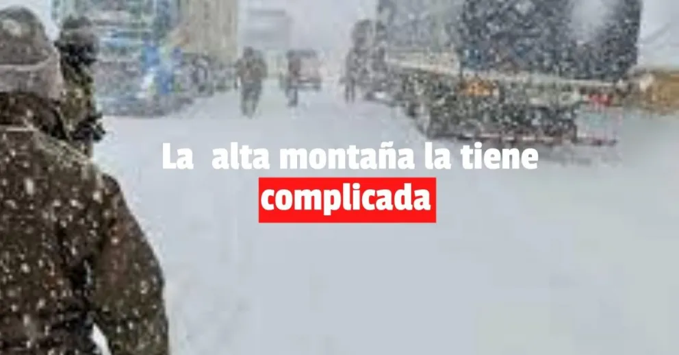 Por las fuertes nevadas hay vehículos varados en alta montaña