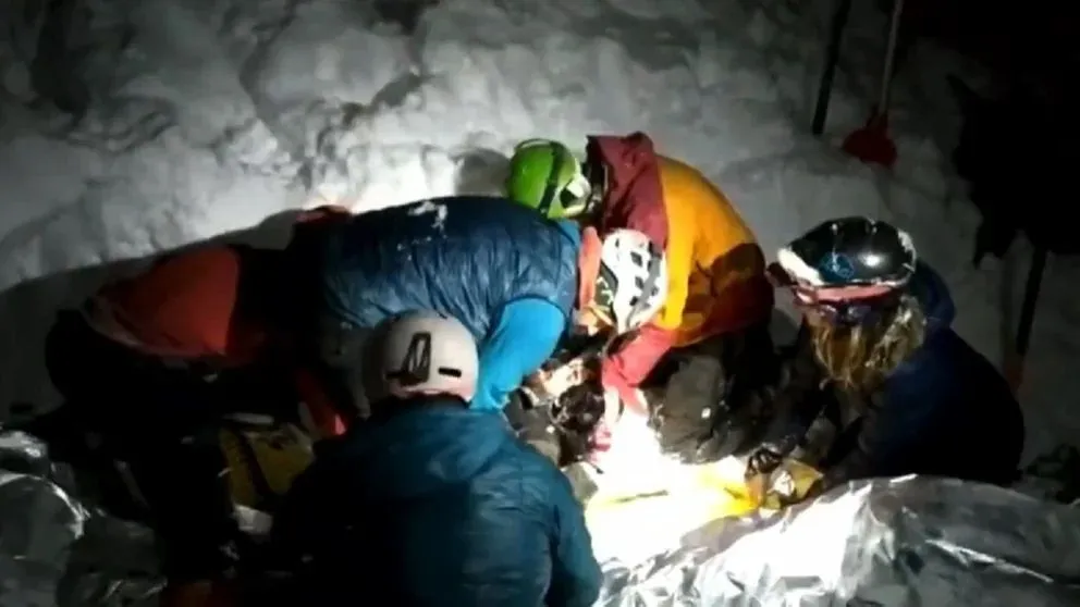 Video: un perro salvó a un esquiador que había quedado sepultado tras una avalancha