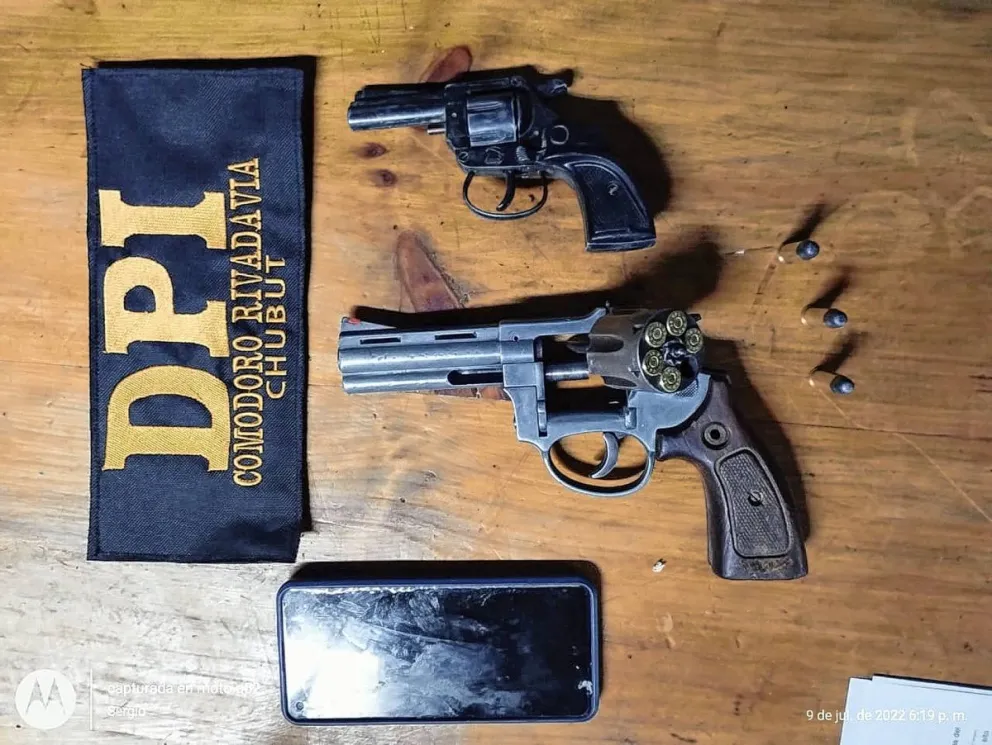 Secuestran 2 armas de fuego y una camioneta tras allanamiento por un cuantioso robo en el Cordón Forestal
