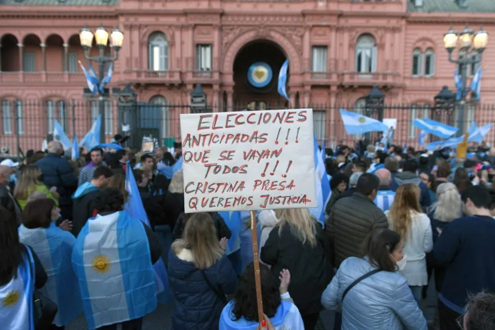 Lo que dejó el banderazo: antorchas frente al Obelisco, una guillotina en Plaza de Mayo y el cántico de "que se vayan todos"
