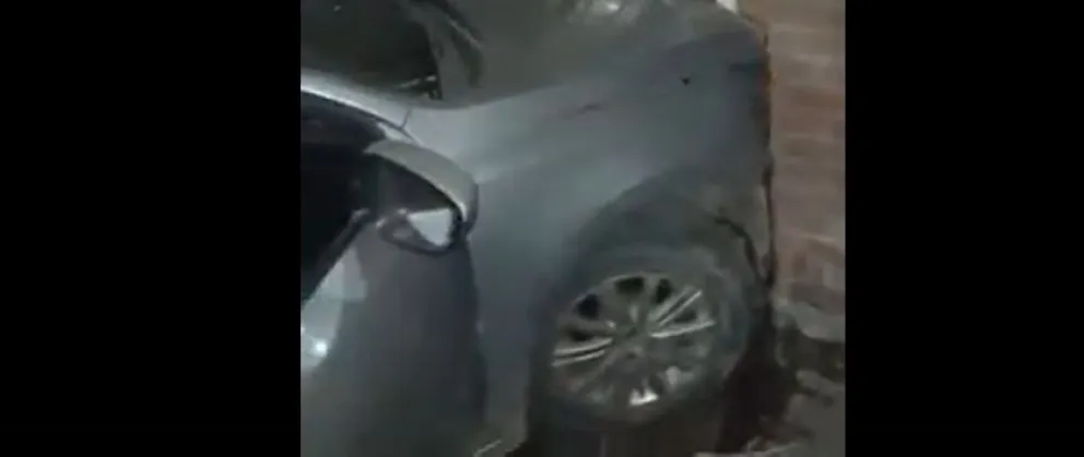 VIDEO: Una joven conducía alcoholizada y terminó incrustada en una casa 