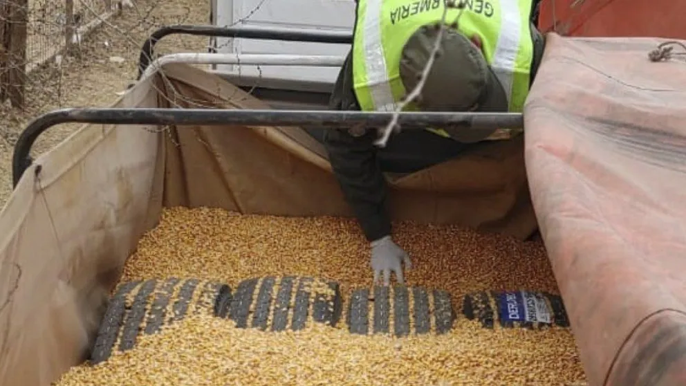 Contrabando en Córdoba: Llevaban neumáticos ocultos en un camión de cereales