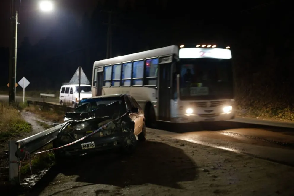 Fuerte choque entre un vehículo particular y un colectivo de Mi Bus