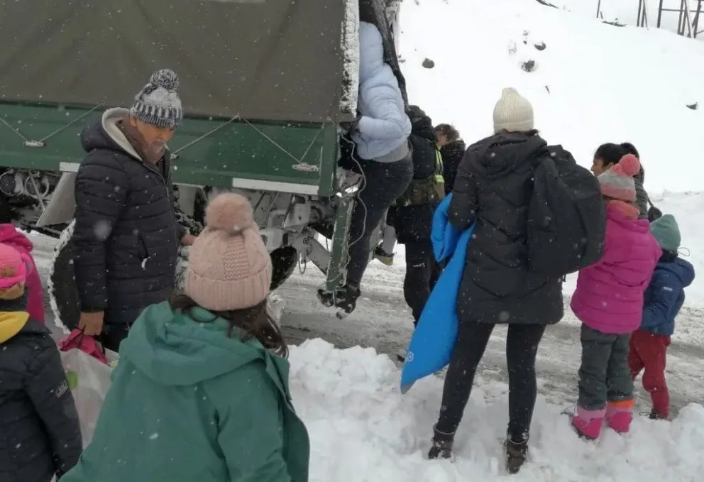 Finalmente, fueron rescatadas las personas varadas por la nieve en la Cordillera