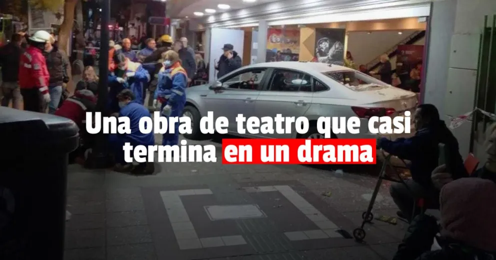 Un auto se incrustó en la puerta de un  teatros e hirió a 15 personas 