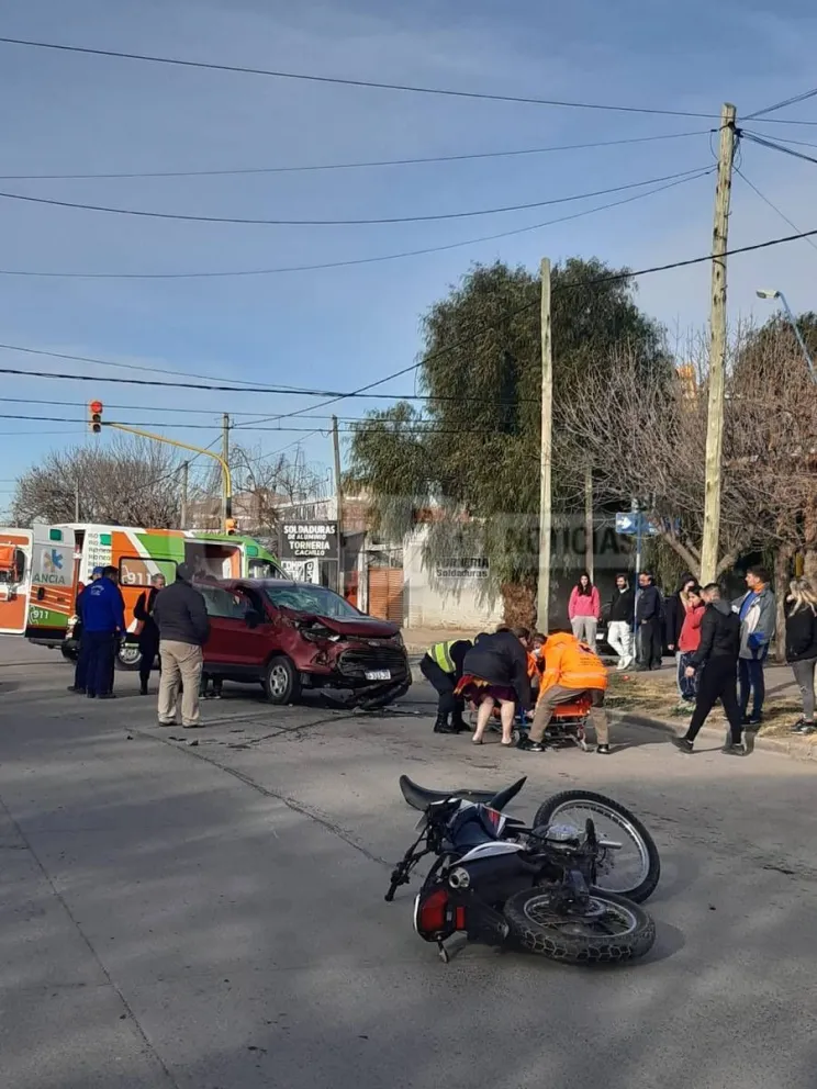 Dos autos y una motocicleta protagonizaron un fuerte choque