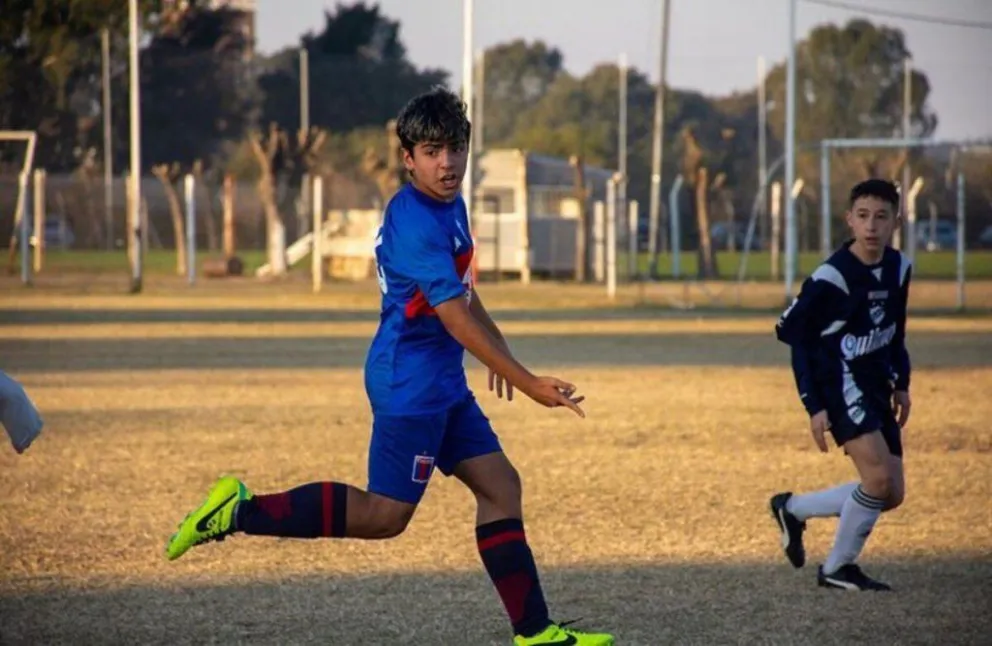 Golazo "maradoniano" de Benja, el hijo del Kun Agüero