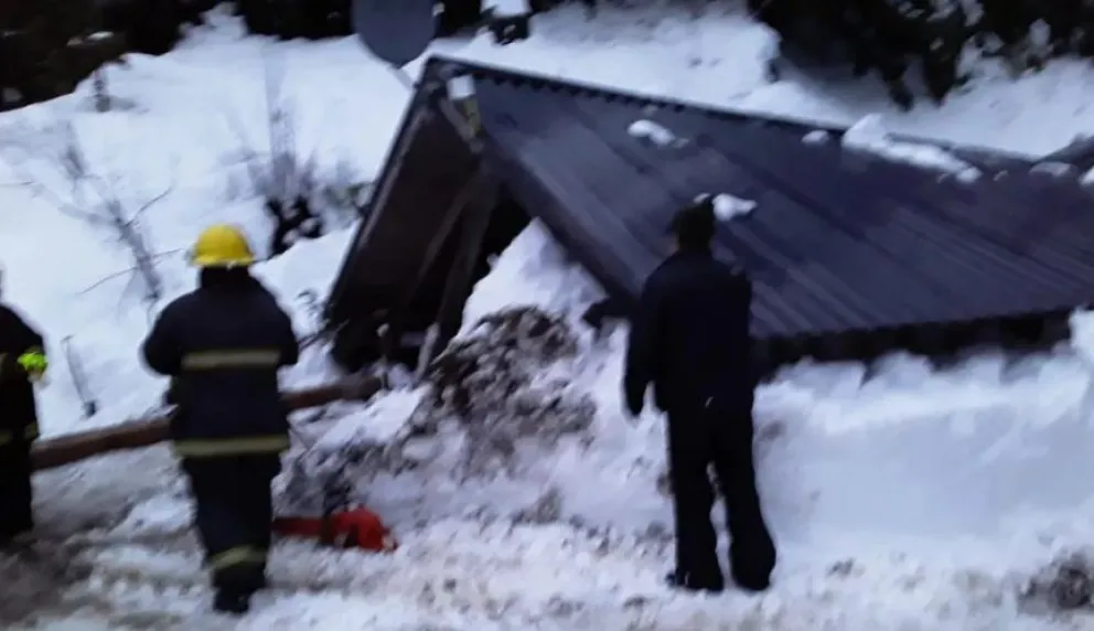 Bomberos asistieron a un derrumbe en una cochera y a un principio de incendio