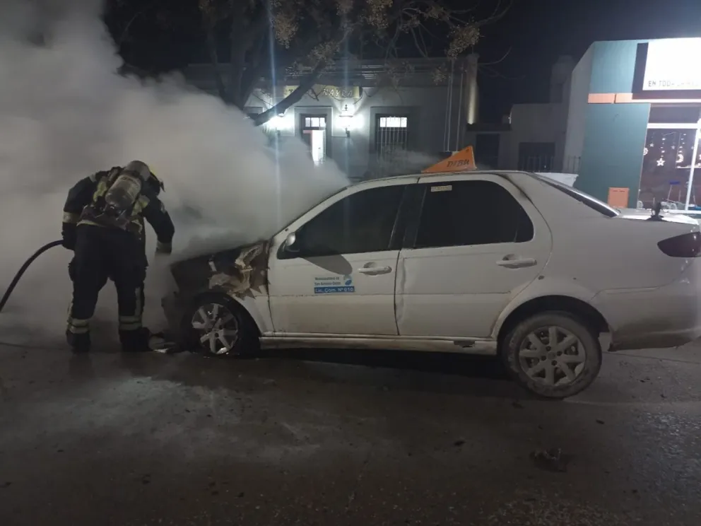 Tremendo incendio de un taxi en San Antonio