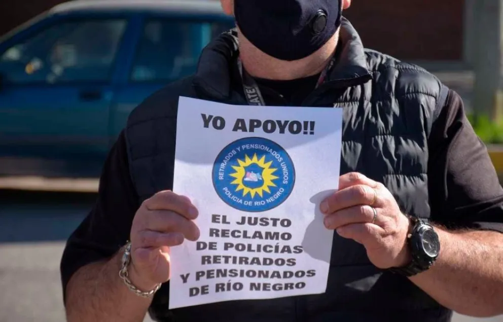 El drama de los policías retirados: “Sus hijas han tenido que vender sus propias ropas para poder comer”