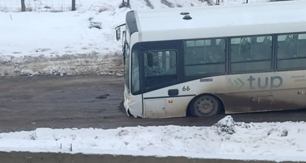 Una unidad de Mi Bus quedó "enterrada" en el barro 