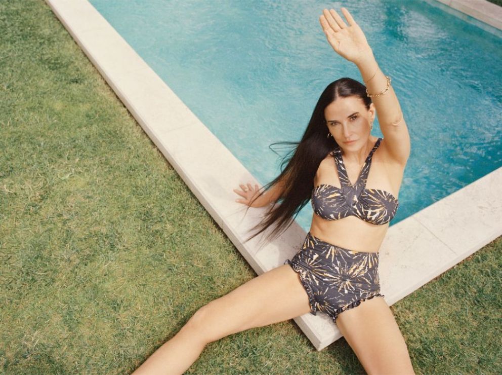 Demi Moore se fotografió con su propia colección de trajes de baño y causó sensación