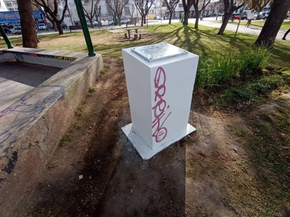 Desconocidos provocaron un acto de vandalismo en el monolito de homenaje a Néstor Miranda