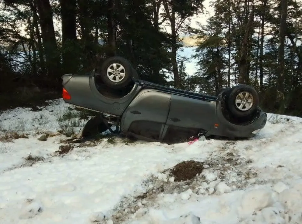 Viajaban desde Bariloche hacia La Angostura y volcaron por el hielo en el asfalto  