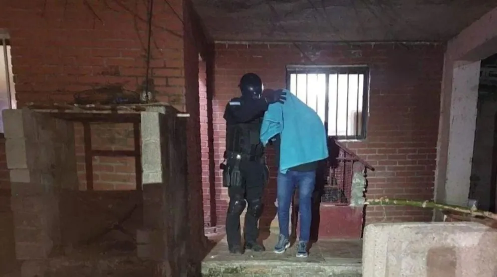 Una pareja escondía drogas en el peluche de su hija y las vendía: fueron detenidos