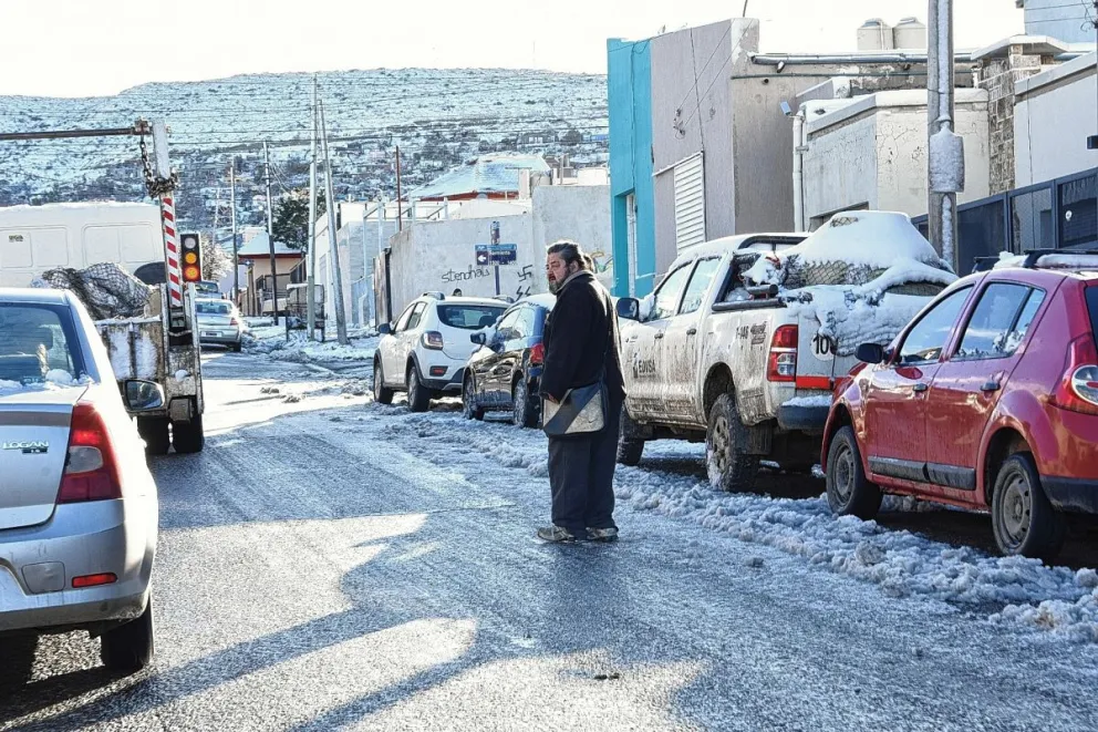 La difícil tarea para transitar tanto por vehículos como peatones ante la presencia de hielo en calles y veredas