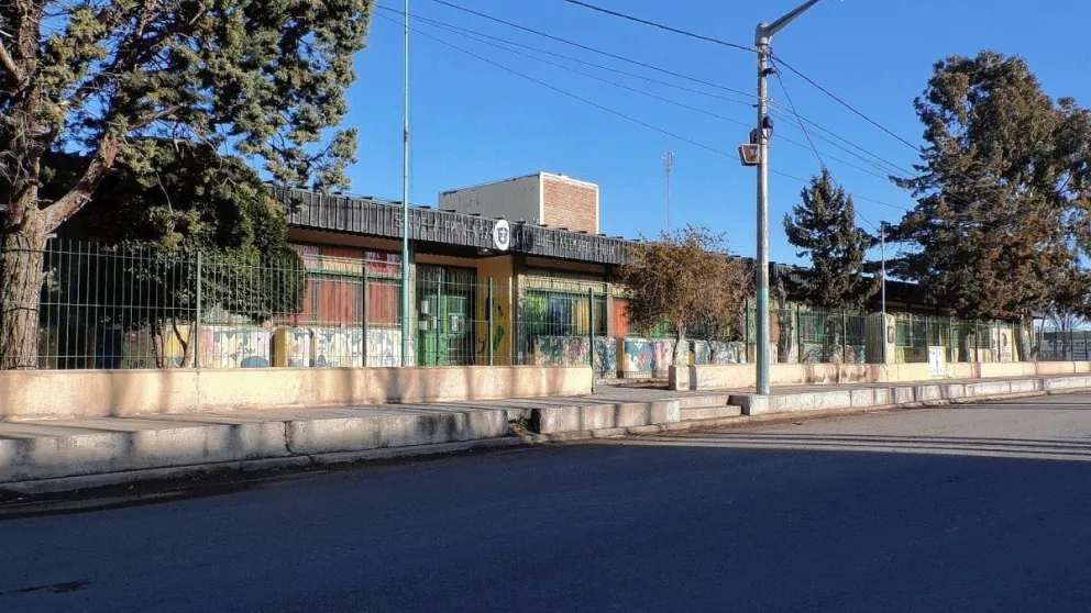 En Trelew, desvalijaron una escuela y le robaron el tanque de agua al jardín que funciona al lado