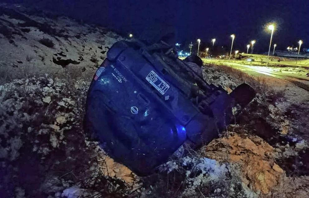 Camino a Laprida, perdió el control del auto que terminó volcando en un zanjón