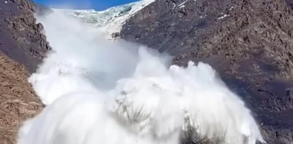 VIDEO: un alpinista filma el impactante momento donde un glaciar se desprende y provoca una avalancha