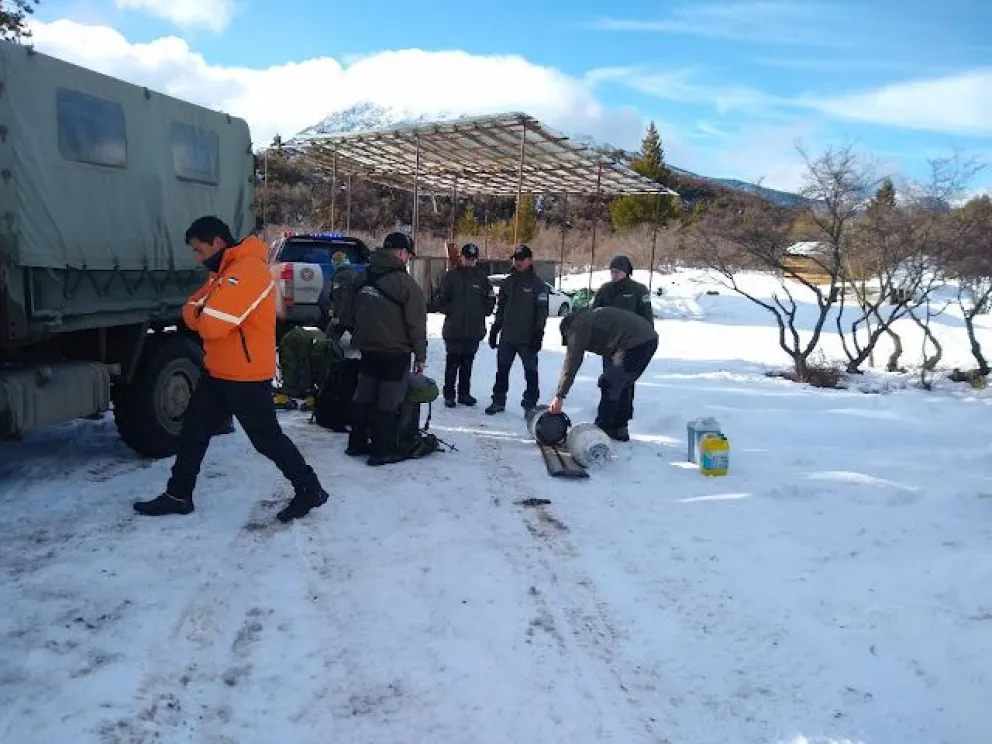 Defensa Civil de El Bolsón y Gendarmería Nacional coordinan la asistencia a 10 familias aisladas por la nieve