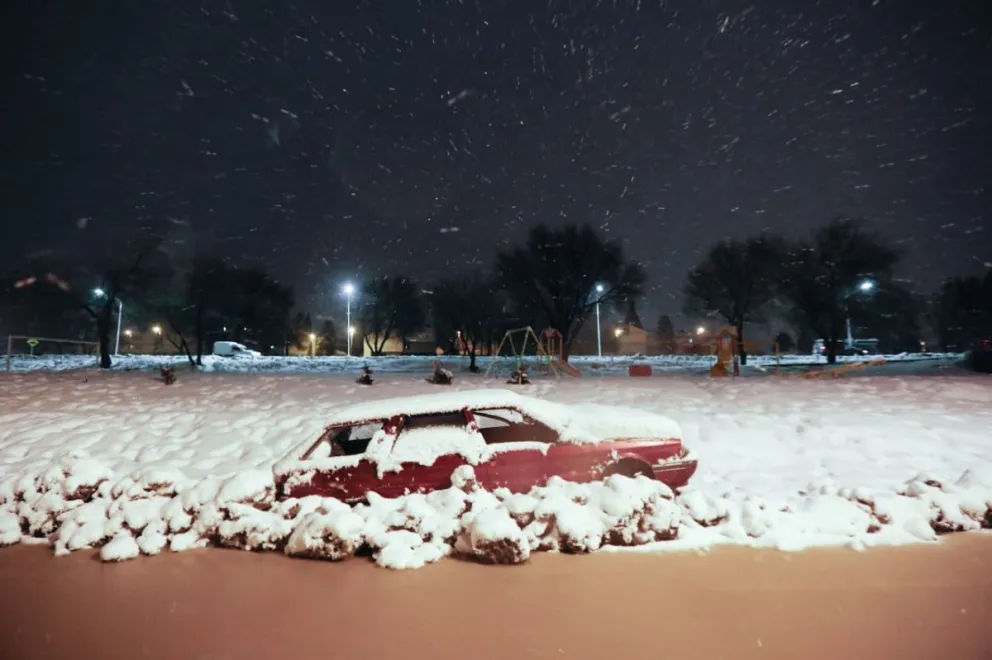 Volvió la nieve y en algunos sectores de Bariloche cayó con fuerza 