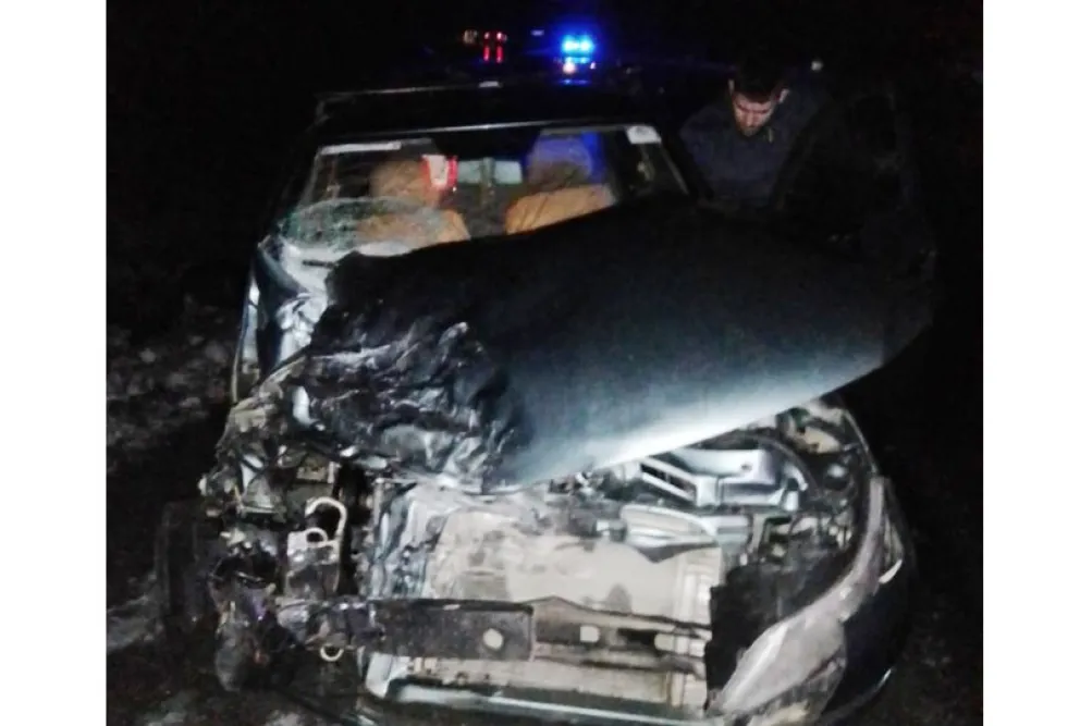 Por hielo en la calzada, un vehículo chocó de frente contra un colectivo en la ruta 40