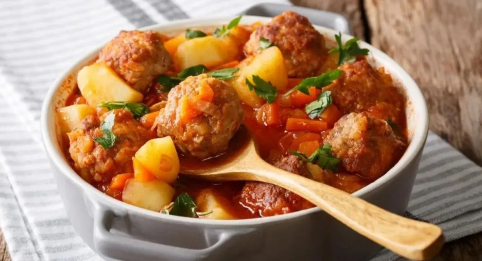 Guiso de albóndigas con papas: un plato suculento para pasar el frío 