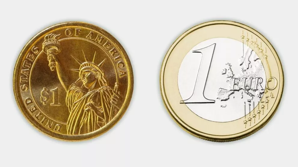 El euro llegó a cotizar a la par del dólar por primera vez en 20 años