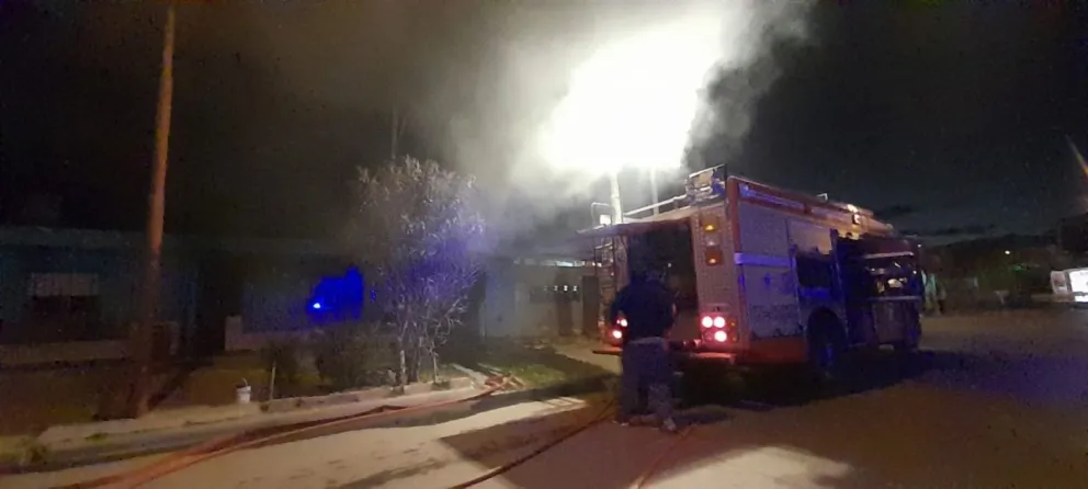 Un auto quedó destruido por un incendio dentro de un garaje