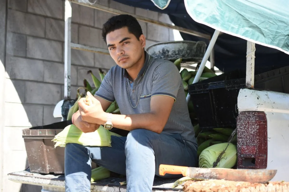 Con su puesto de elote, Ángel tiene una nueva vida lejos de las adiciones |  Tus Buenas Noticias