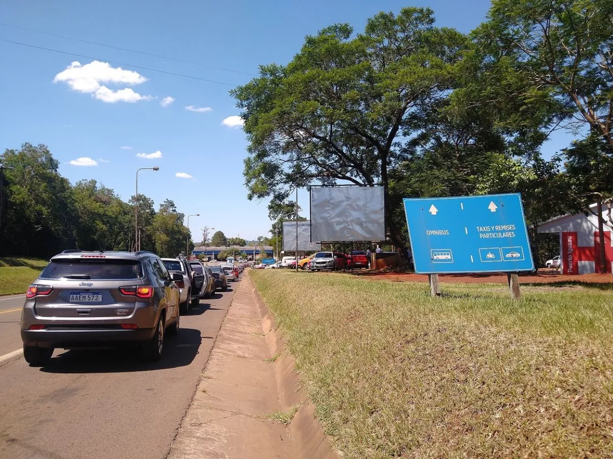 Crecen las quejas por demoras en el cruce fronterizo de Iguazú | EL  TERRITORIO noticias de Misiones