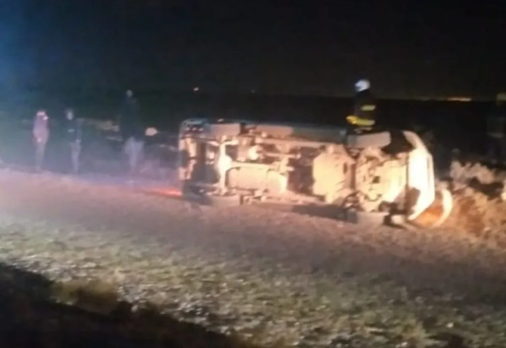 Volcaron en una camioneta en zona de bardas y sus ocupantes quedaron atrapados