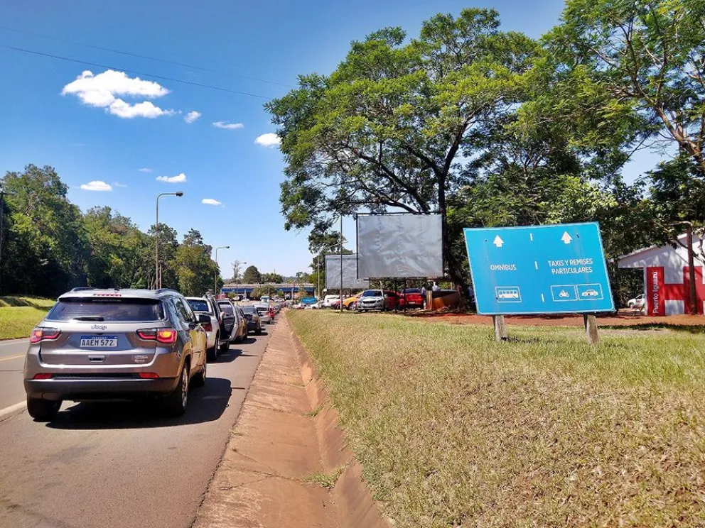 Crecen las quejas por demoras en el cruce fronterizo de Iguazú