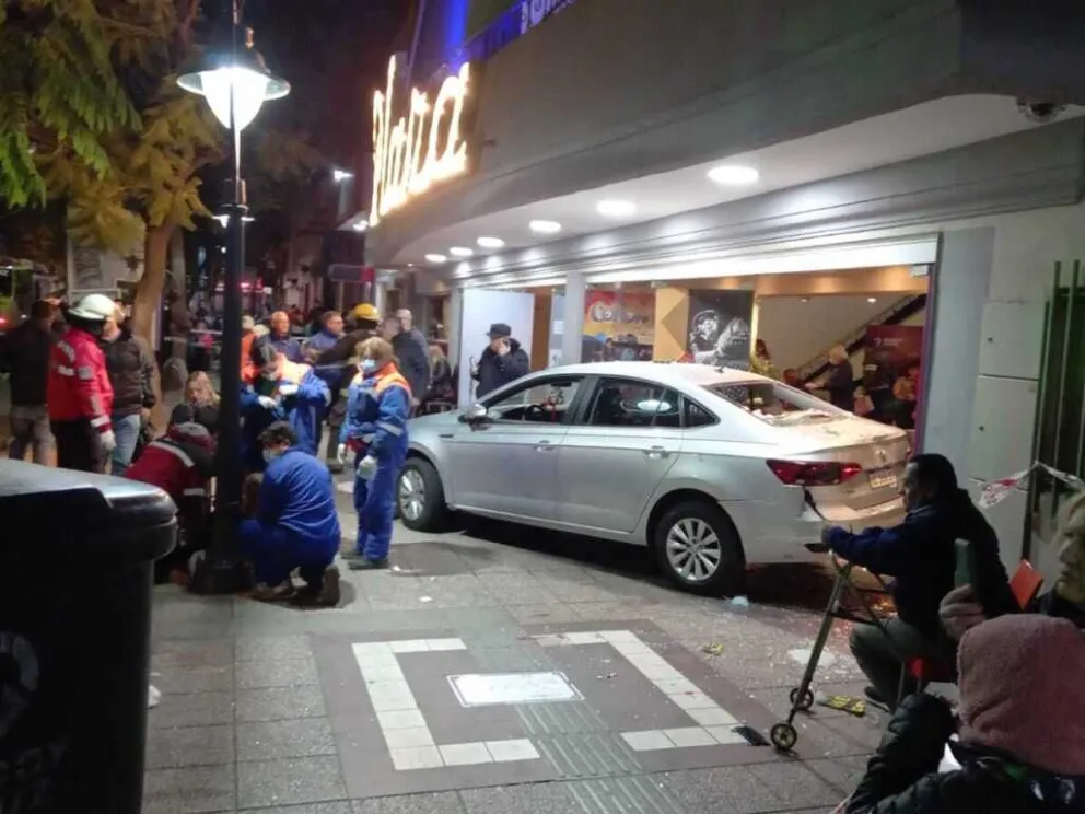 Imputan por lesiones culposas graves al conductor que incrustó el auto en la entrada de un teatro