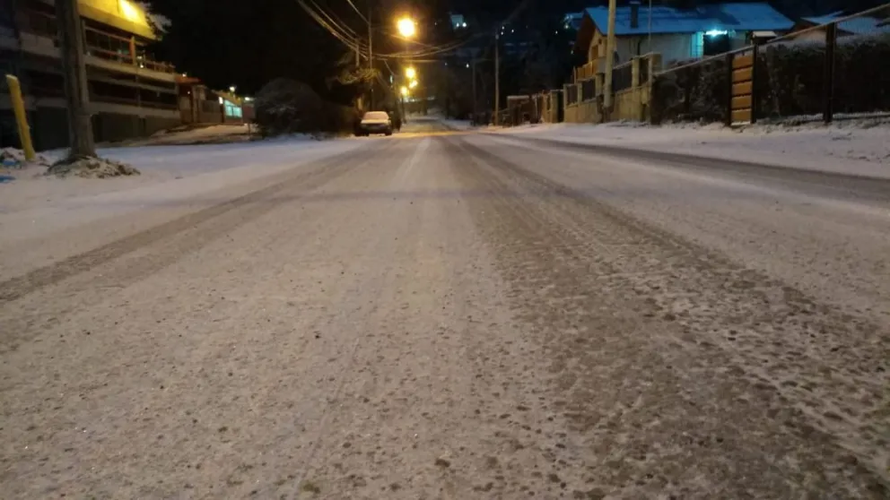 Lunes con nevadas: Precaución al transitar por baja adherencia