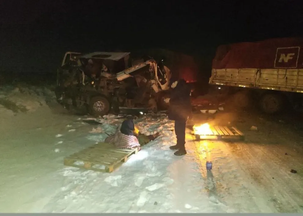 Dos camiones chocaron en Pampa del Castillo y un chofer sufrió una fractura