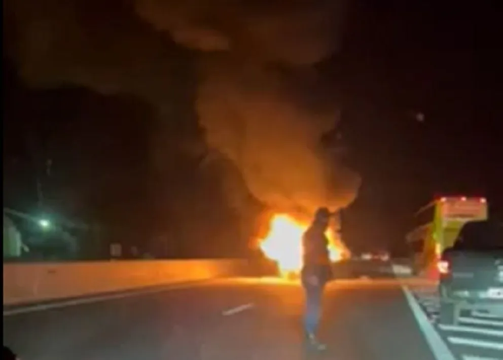 En tremendo impacto se incendió un auto y pudieron rescatar a una mujer