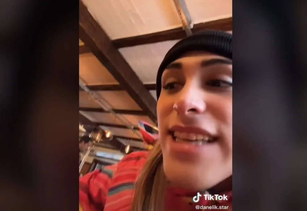 Influencer indignada en Bariloche: Le cobraron 1.300 pesos una sopa y se la entregaron en un vaso de café