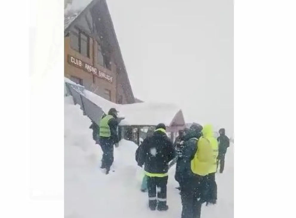 Susto en Catedral: un nene quedó atrapado bajo una enorme cantidad de nieve que cayó de un techo 