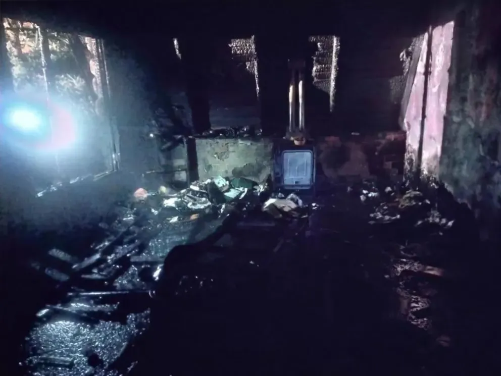 Un incendio destruyó por completo una casa y dos perritos murieron