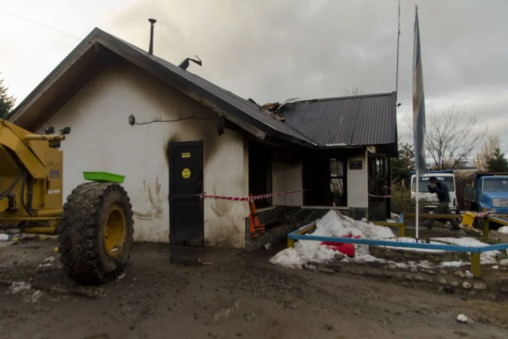 Un incendio dejó pérdidas totales en la delegación municipal cerro Otto