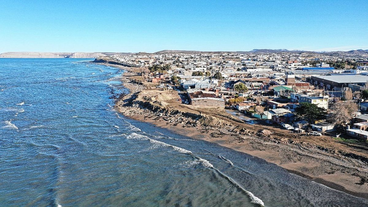 Bebía con un amigo en el auto y tras resistirse a la policía quiso prender fuego su propio vehículo