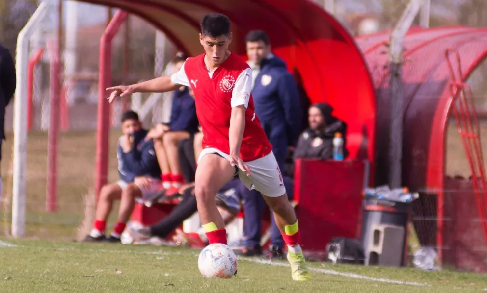 El rionegrino Nehuén García firmó su primer contrato profesional con Independiente