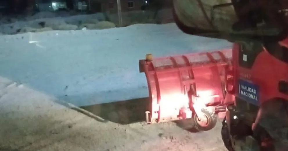 Por acumulación de nieve y hielo suspenden el tránsito en dos rutas nacionales